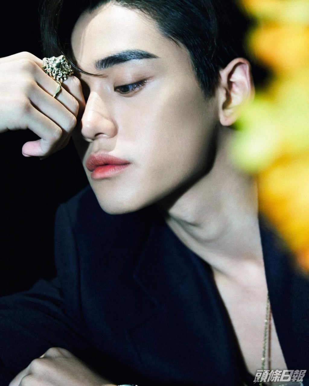 韓國男團NCT的小分隊WayV香港成員Lucas（黃旭熙），雖然只有23歲，但他於2021年8月爆出桃色醜聞，被三名來自內地及韓國的女網民控訴多名女粉絲有染，要求女粉絲買禮物及付開房錢，導致形象插水，至今仍在停工。